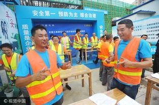 工地吃瓜比赛,夏日工地里的欢乐竞技