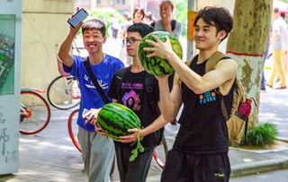 高校男生的吃瓜速度,校园热点事件一网打尽！