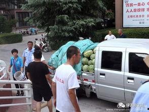 情侣吃瓜现场照片,甜蜜瞬间曝光！  第2张