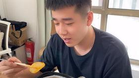 猛男吃瓜的视频