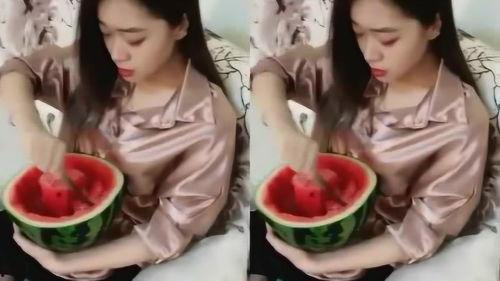 猛男吃瓜的视频  第3张