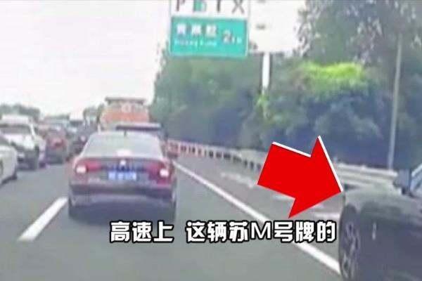 地铁吃瓜被拘留,一女子因公共场合行为被拘留  第3张