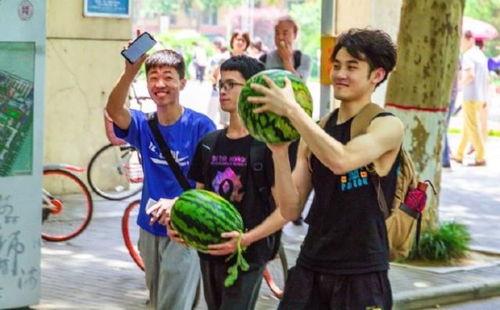 吃瓜广西大学,吃瓜群众的青春风采  第2张