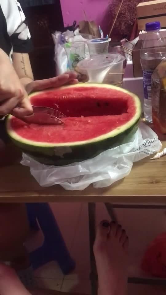 宿舍吃瓜的视频