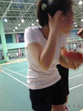 情侣在球场吃瓜  第2张